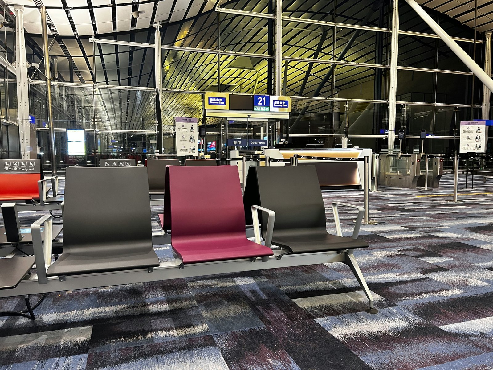 a row of chairs sitting next to each other in an airport